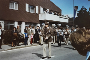 Die MG Uttigen auf dem Marsch durch Uetendorf mit brauner Uniform.