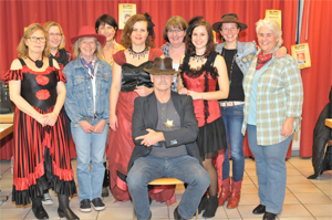 Gruppenbild der Organisierenden (Flöten und Klarinettenregister) im Westernstyle.