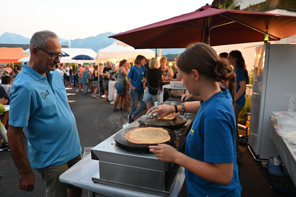 Der Crêpes-Stand der MGU. Eine Crêpe wird gerade gebraten.