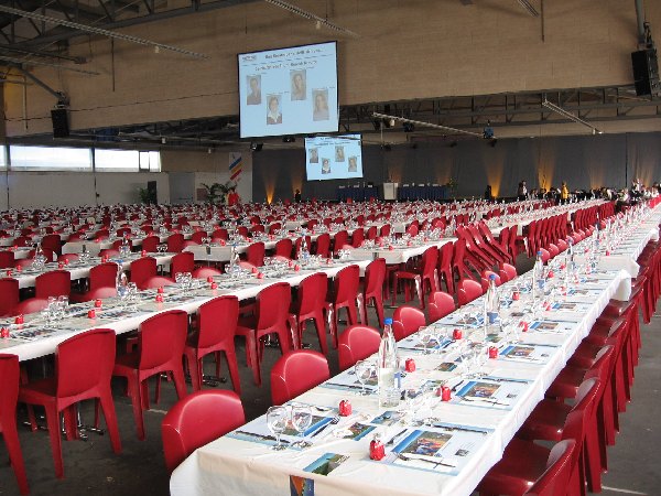 Leere Tischreihen mit roten Stühlen in der Expo-Halle.