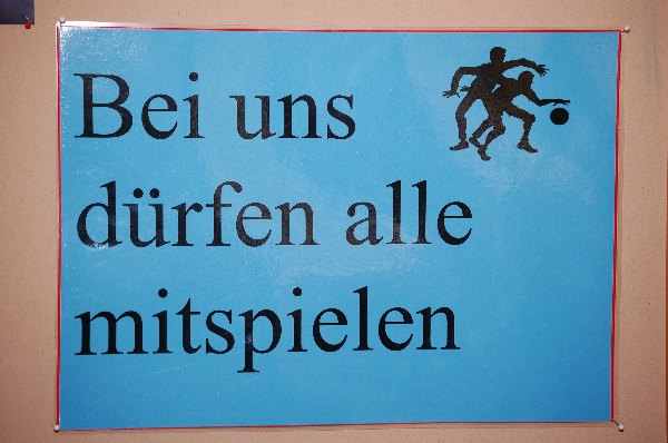 Plakat: "Bei uns dürfen alle mitspielen"