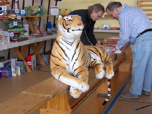 Stofftiger vor dem Gabentempel.