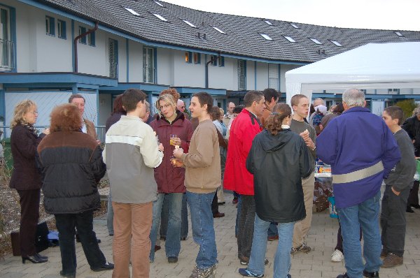 Festgesellschaft beim Festzelt.
