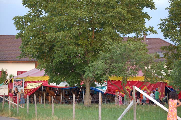 Rot/gelbes Zirkuszelt von aussen.