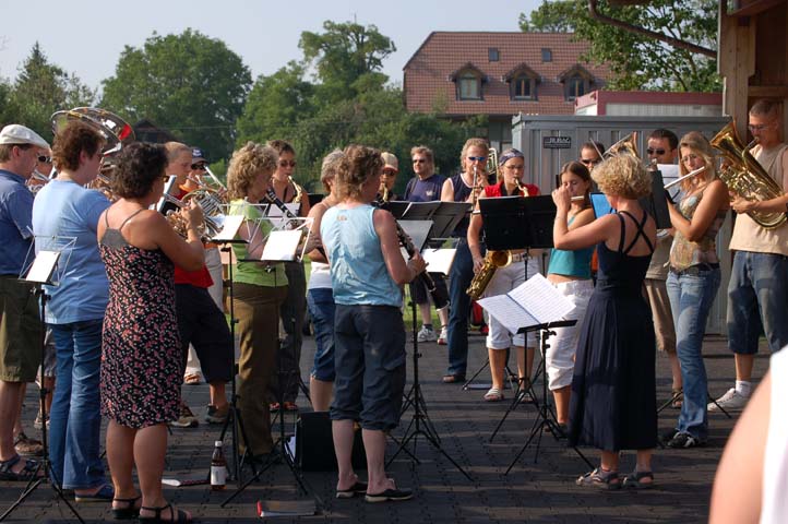 Sommerlich gekleidete Musikanten geben Beat ein Ständli.