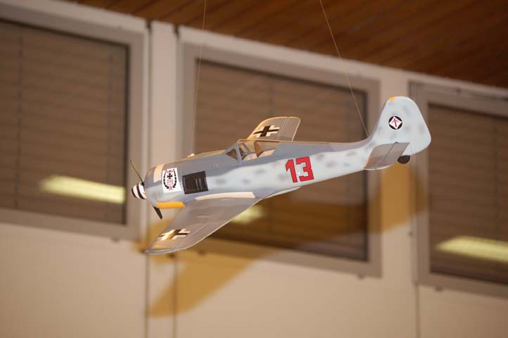 Grösseres Modellflugzeug hängt von der Turnhallendecke.