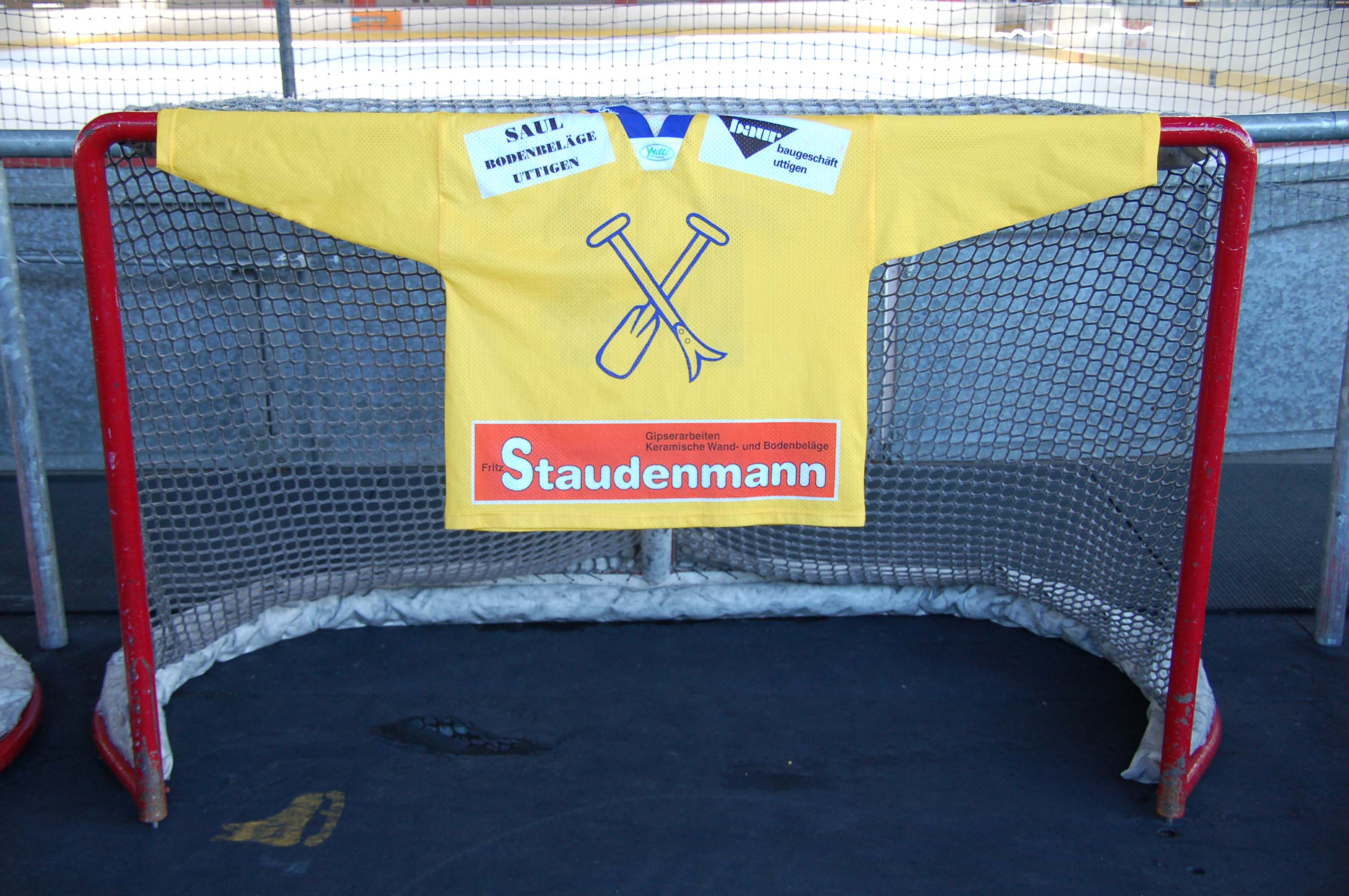 Ein im Tor aufgespanntes Leibchen des EHC