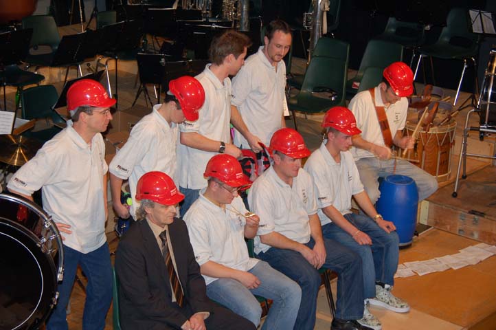 Tambourengruppen mit roten Helmen beim Stück Hämmers