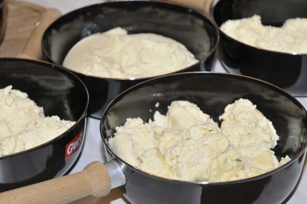 Caquelons mit Käse warten aufs Erhitzen.