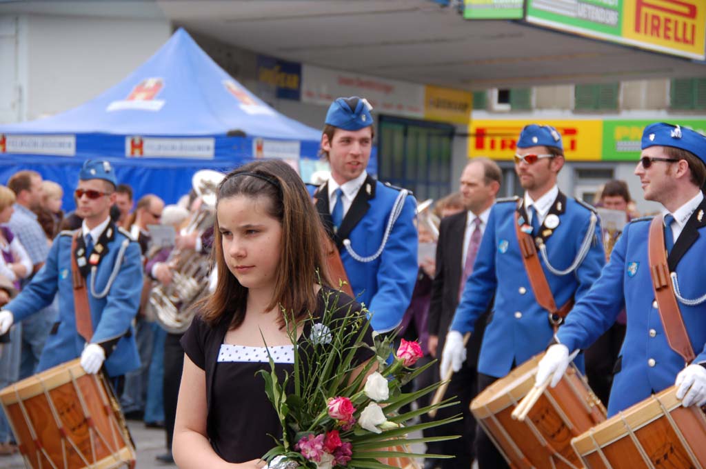 Ehrenmädchen und unsere Tambouren (Tambourengruppe Gerzensee)