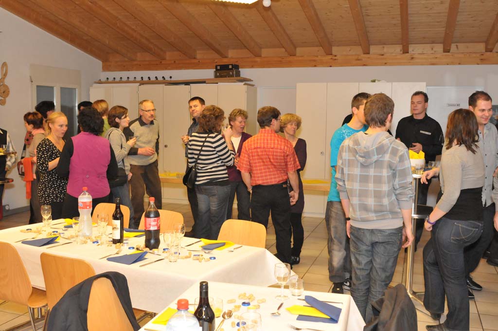 Mitglieder am Apérölen.