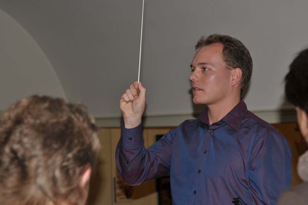 Dirigent Sandro Stettler am Dirigieren