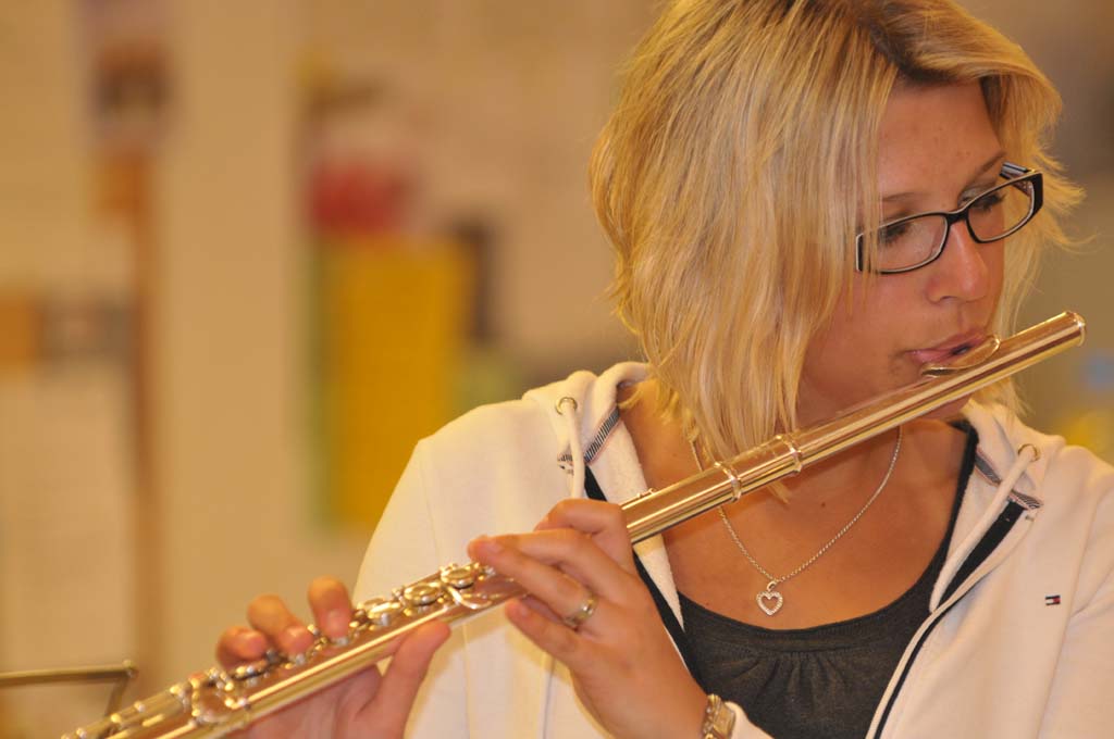 Valentina spielt Querflöte.