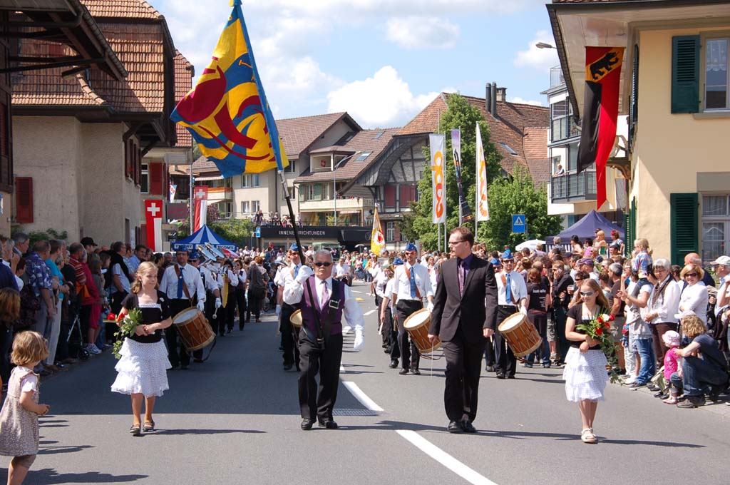 Die MG Uttigen marschiert heran.