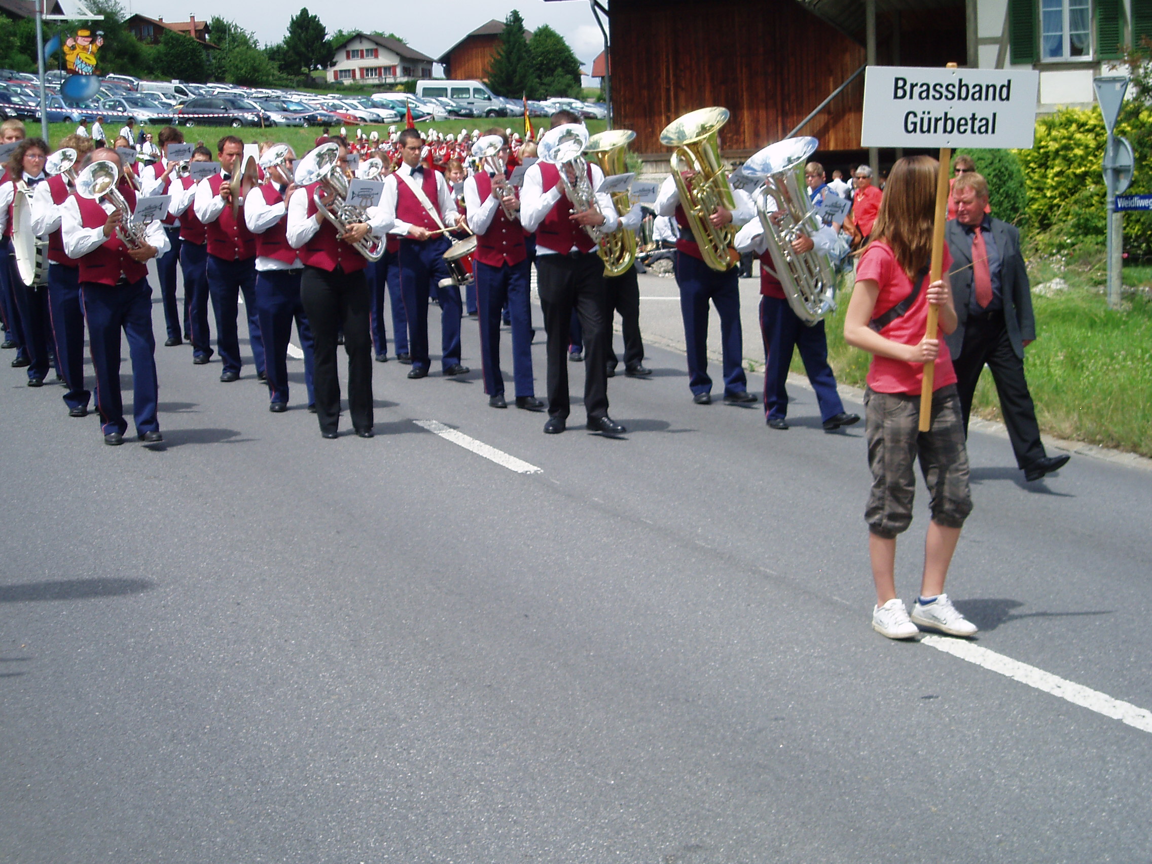 Die Brassband Gürbetal marschiert heran.