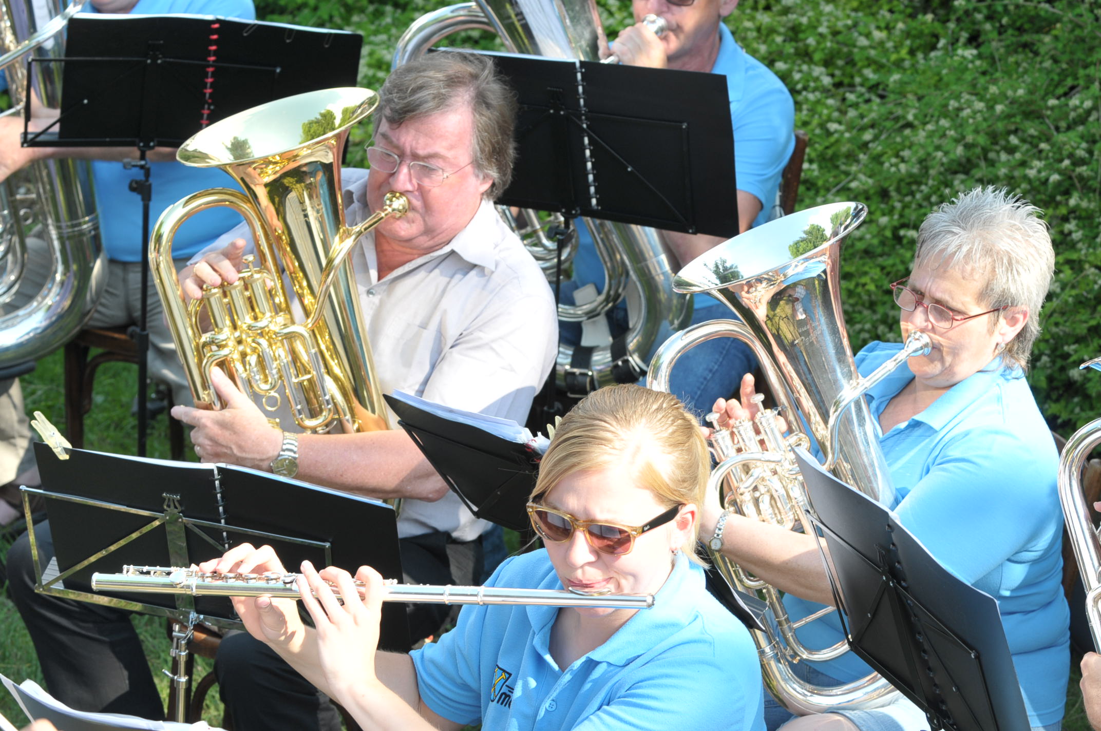 Drei Personen spielen auf ihrem Instrument. (Zwei Tenorhörner und eine Querflöte)