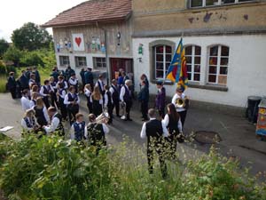 Die MGU wartet vor dem Einspiellokal.