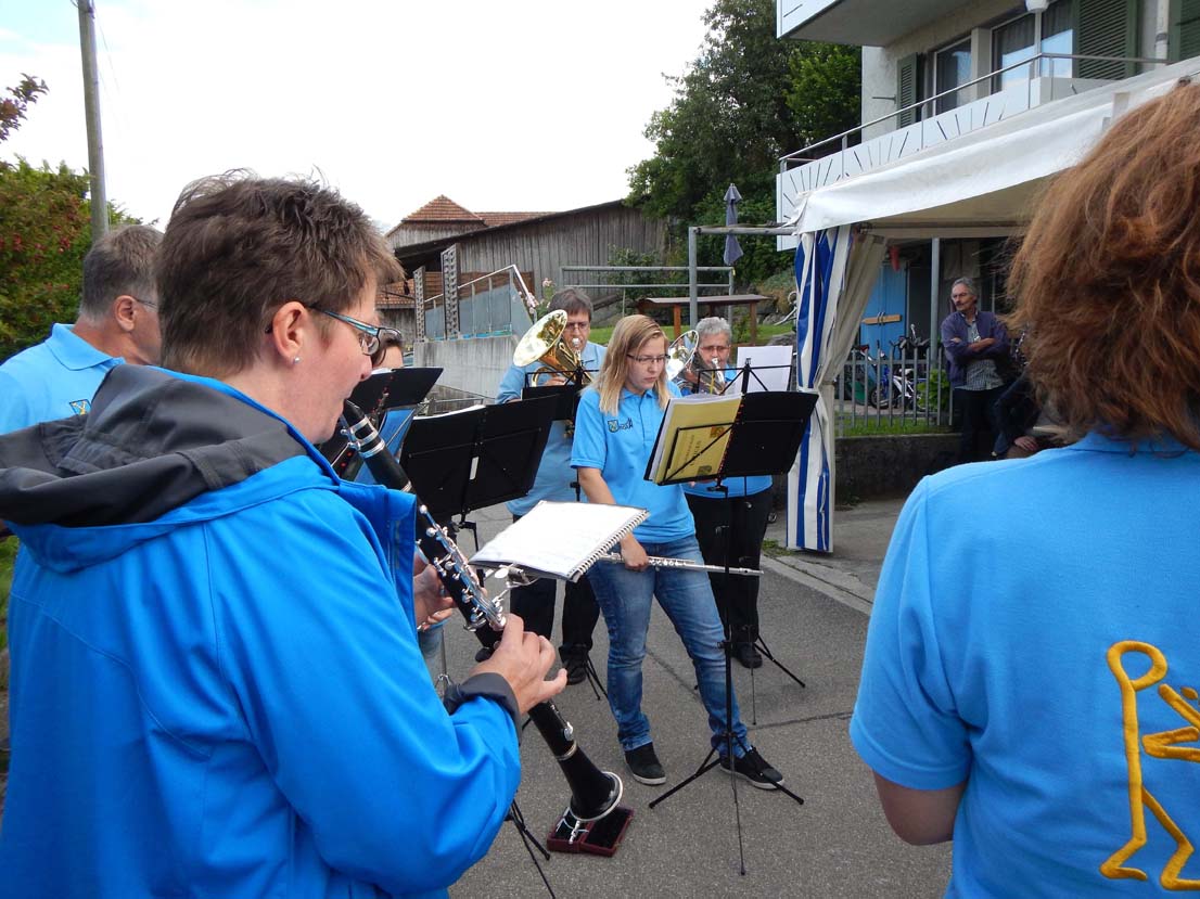 Sandra spielt Klarinette (von schräg hinten fotografiert).