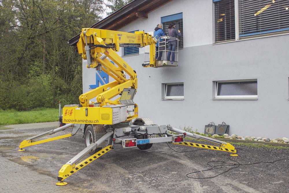 Fensterreinigung von aussen im 1. Obergeschoss mit einer mobilen Hebebühne 