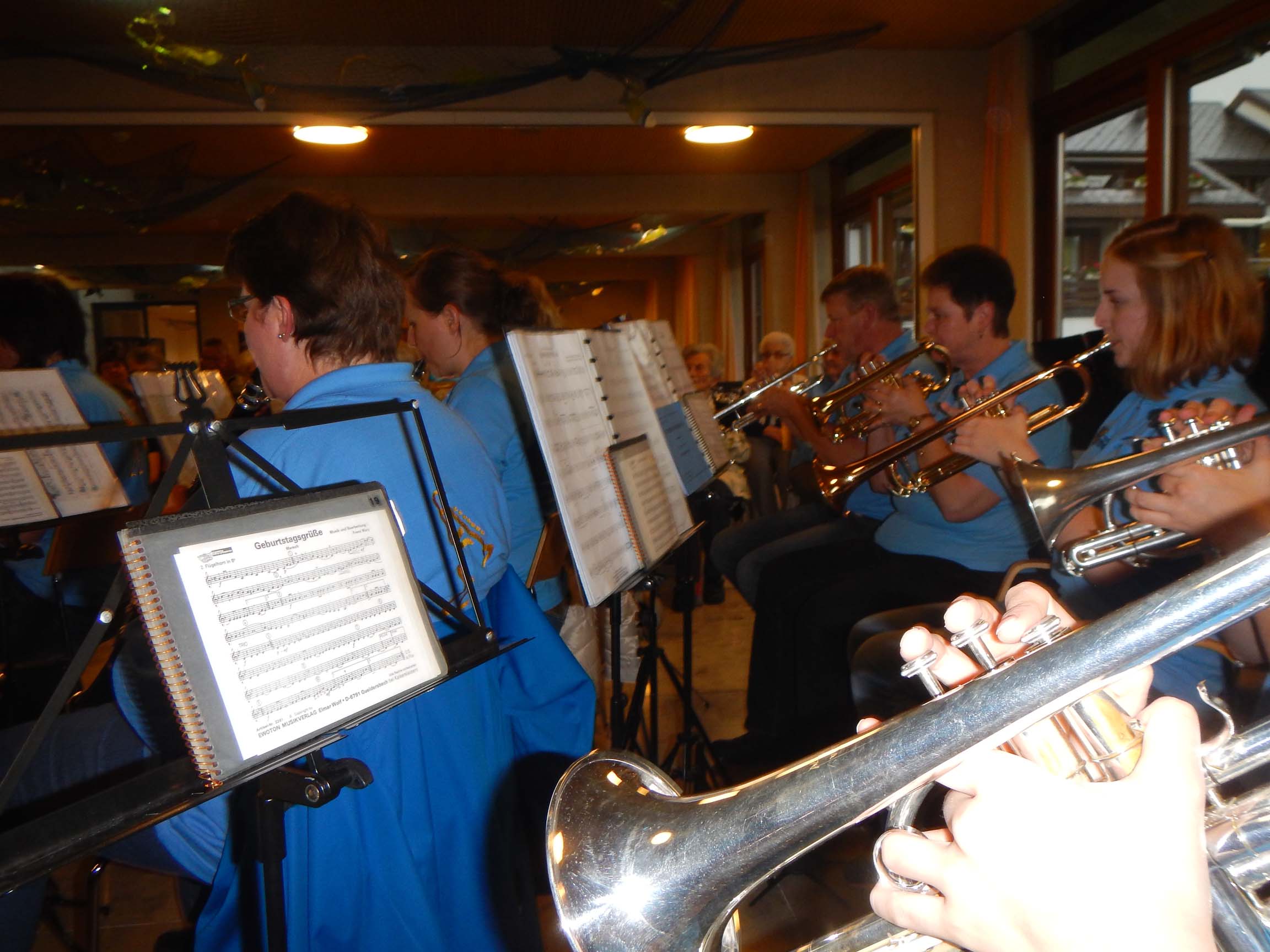 Die MGU spielt im Restaurant des Altersheims in blauen T-Shirts. (Im Bild das Trompetenregister)