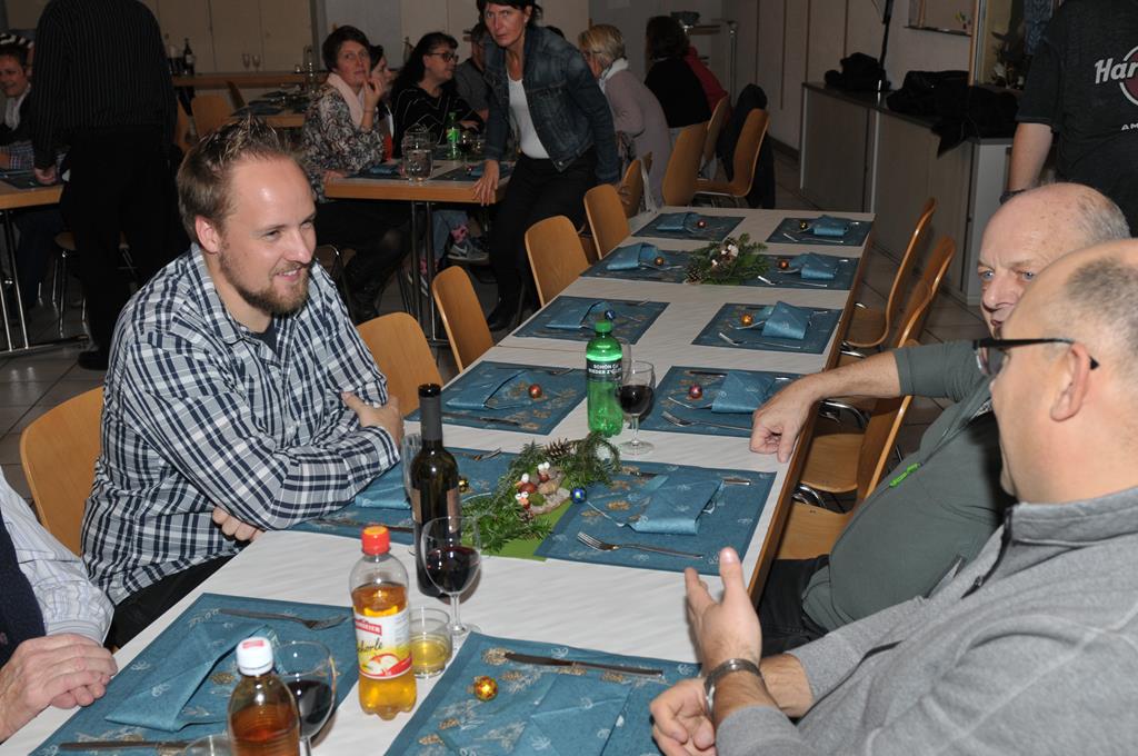 Urs, Thomas und Peter sitzen am sonst leeren Tisch.