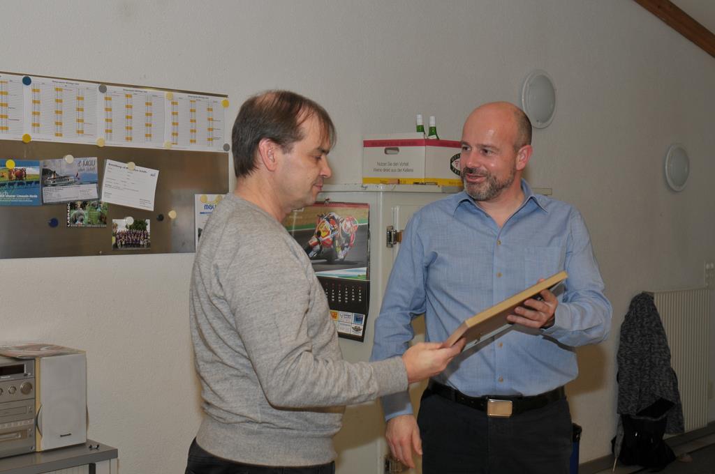 Oliver Hofer übergibt Fritz Locher die Urkunde für die Ehrenmitgliedschaft.