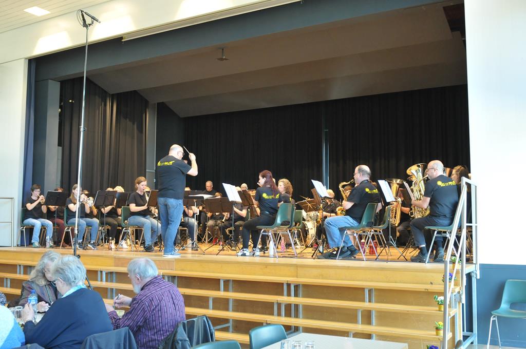 Die MGU spielt auf der Bühne der Mehrzweckhalle