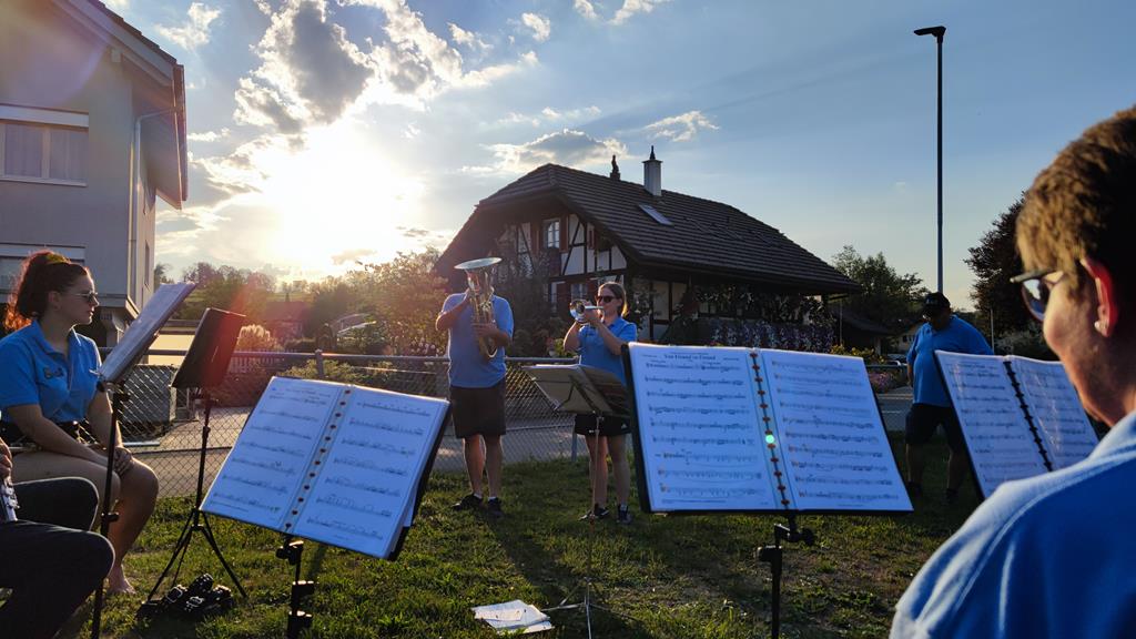 Spielbereit sitzen wir in der Abendsonne.