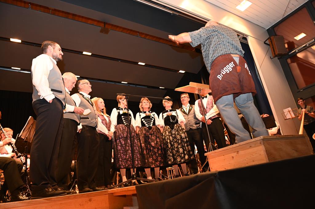 Urs dirigiert in Schwingerzwilch das Voralpenchörli Schwarzenburg (im Vordergrund) und die MG Uttigen (dahinter)