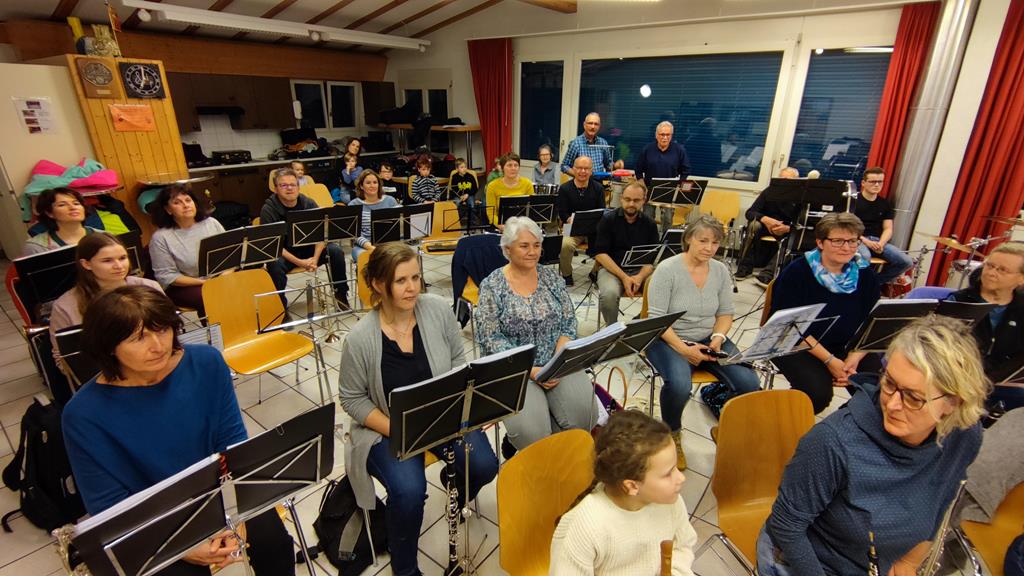 Die MGU mit den Projektgästen im Probelokal.