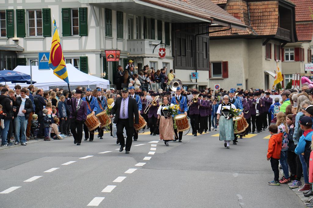 Die MG Uttigen auf der Marschmusikstrecke in Uetendorf