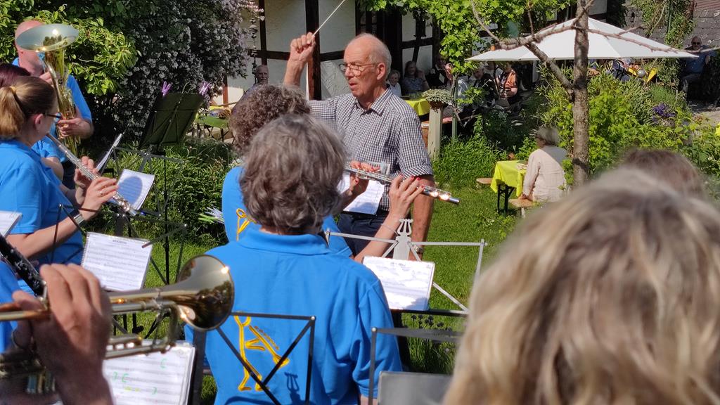 Der Jubilar Karl Gerber während dem Dirigieren.