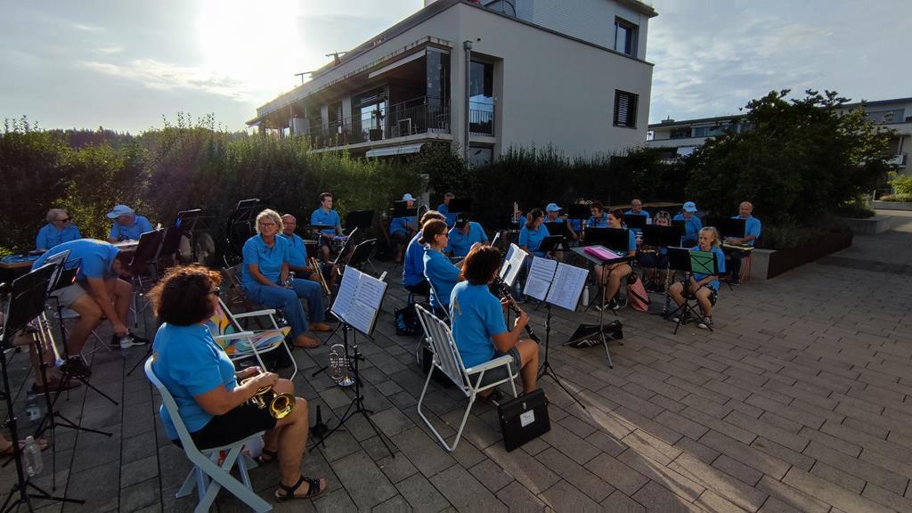 Abendstimmung mit den sitzenden Musikanten auf dem Quartierplatz.