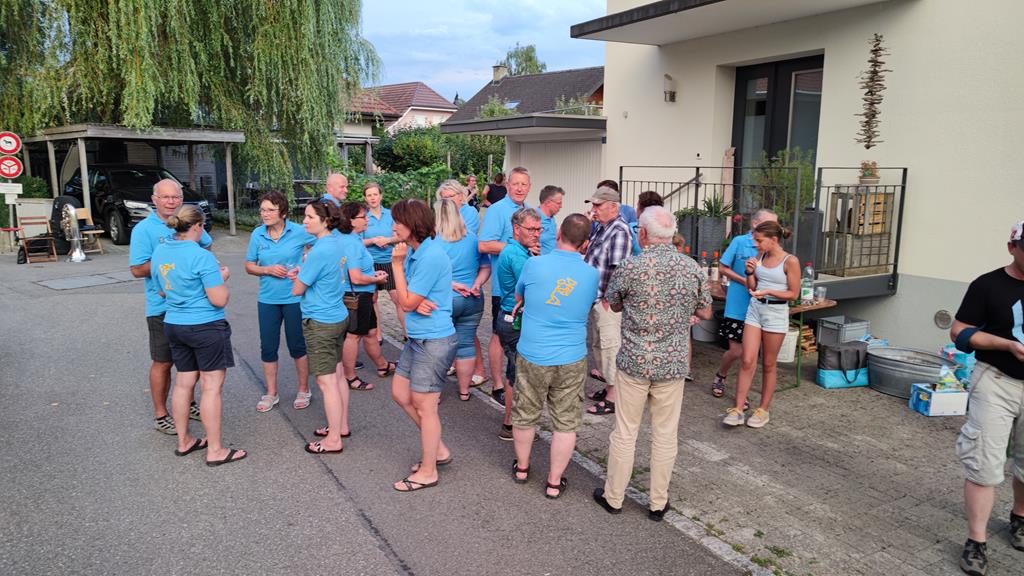 Die MGU steht nach dem Konzert noch etwas beisammen.