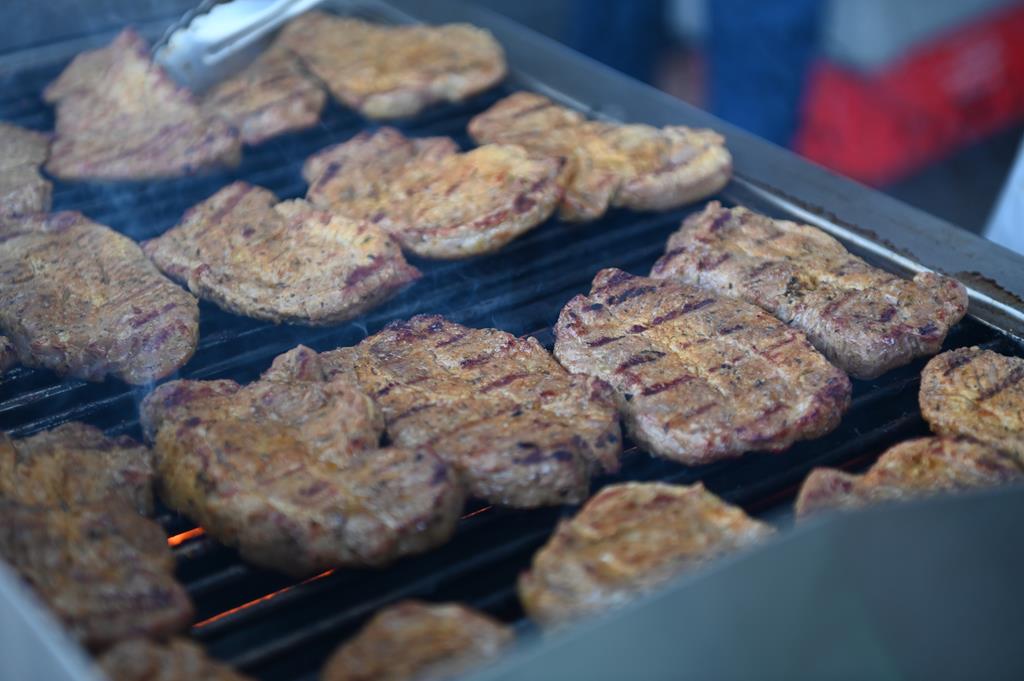 Feine Steaks brutzeln auf dem Grill.
