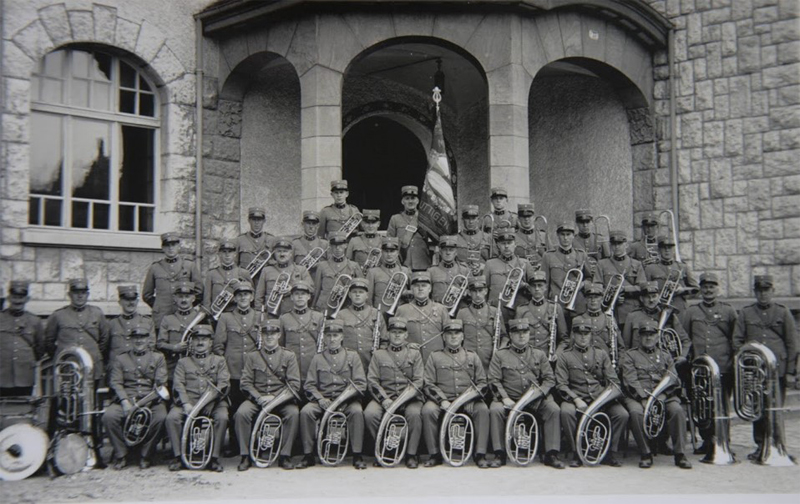 1935 800px